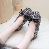 Pantofi moderni pentru copii cu o inscripție și o panglică-pentru fete