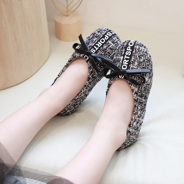 Pantofi moderni pentru copii cu o inscripție și o panglică-pentru fete