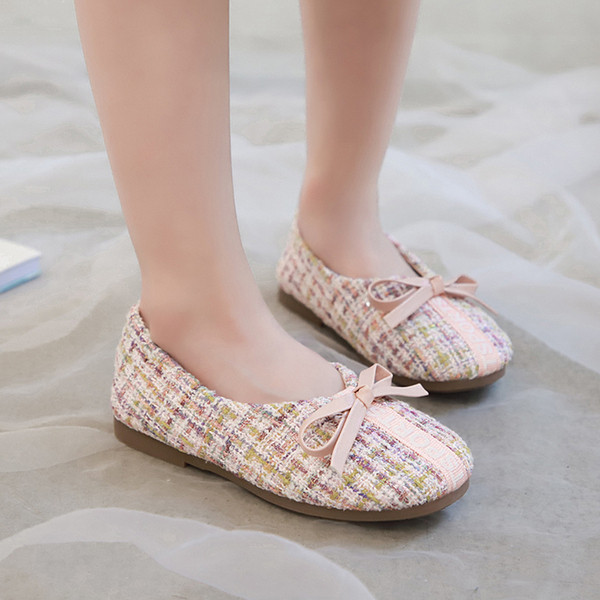 Pantofi moderni pentru copii cu o inscripție și o panglică-pentru fete