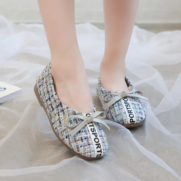 Pantofi moderni pentru copii cu o inscripție și o panglică-pentru fete