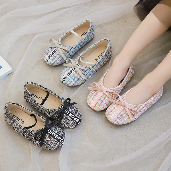 Pantofi moderni pentru copii cu o inscripție și o panglică-pentru fete