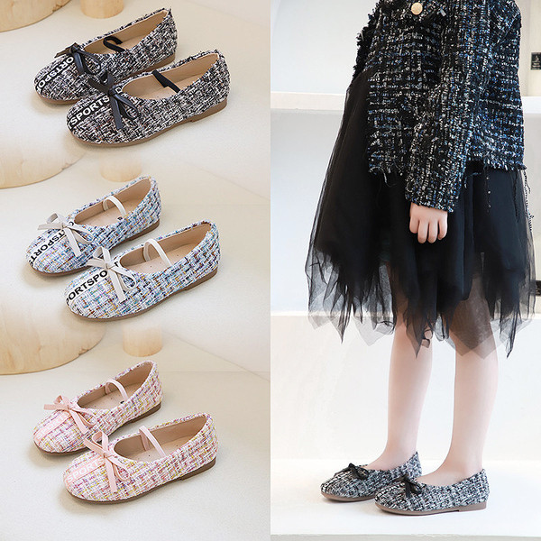 Pantofi moderni pentru copii cu o inscripție și o panglică-pentru fete