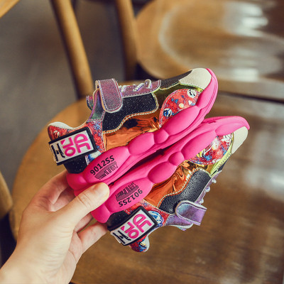 Adidași moderni pentru copii pentru fete în alb și negru