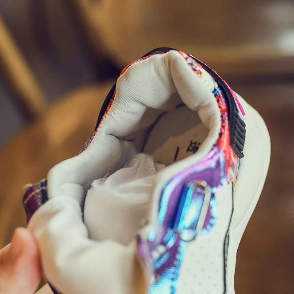 Adidași moderni pentru copii pentru fete în alb și negru