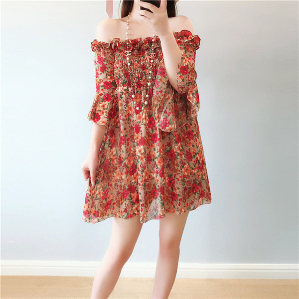 Rochie de dama actuala cu umerii goi cu model floral