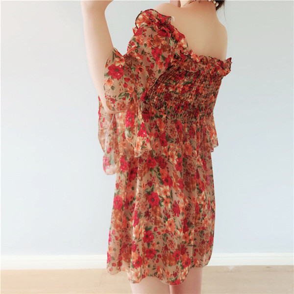 Rochie de dama actuala cu umerii goi cu model floral