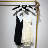 Rochie cu decolteu în V adânc și bretele în două culori