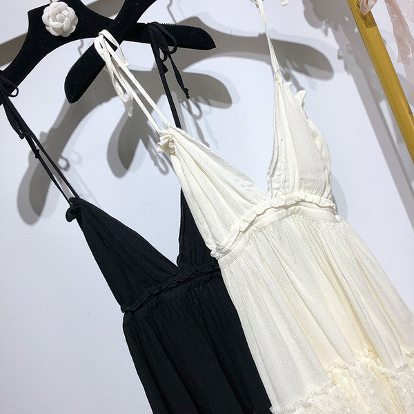 Rochie cu decolteu în V adânc și bretele în două culori