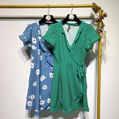 Rochie cu decolteu în V adânc și mâneci scurte în două culori