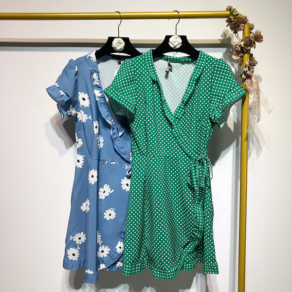 Rochie cu decolteu în V adânc și mâneci scurte în două culori