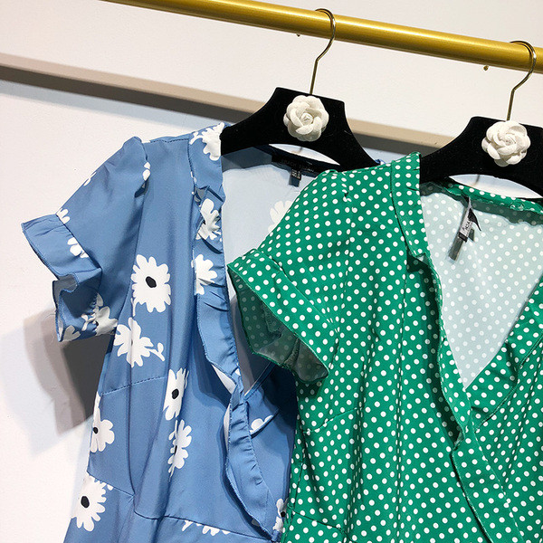 Rochie cu decolteu în V adânc și mâneci scurte în două culori