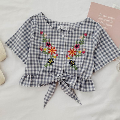 Bluză de damă în carouri cu nasturi și mâneci scurte