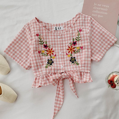 Bluză de damă în carouri cu nasturi și mâneci scurte