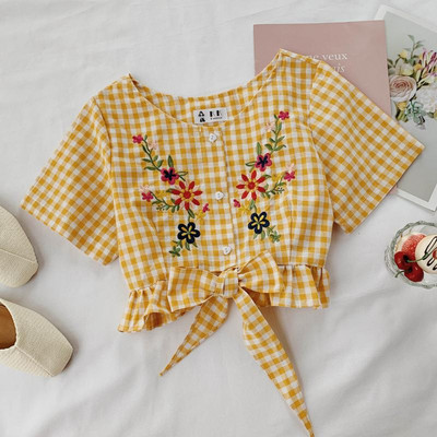 Bluză de damă în carouri cu nasturi și mâneci scurte