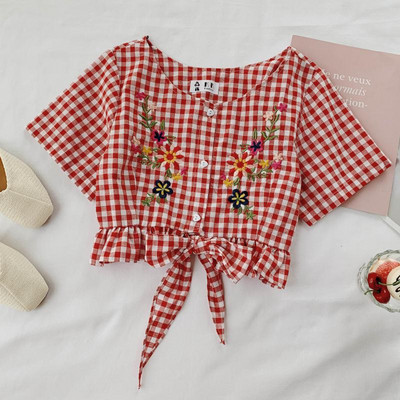 Bluză de damă în carouri cu nasturi și mâneci scurte