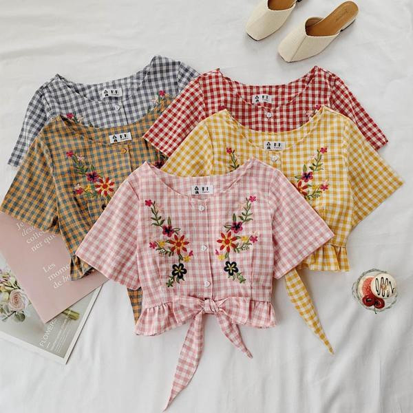 Bluză de damă în carouri cu nasturi și mâneci scurte