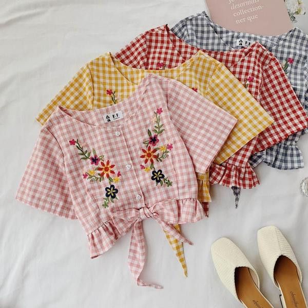 Bluză de damă în carouri cu nasturi și mâneci scurte