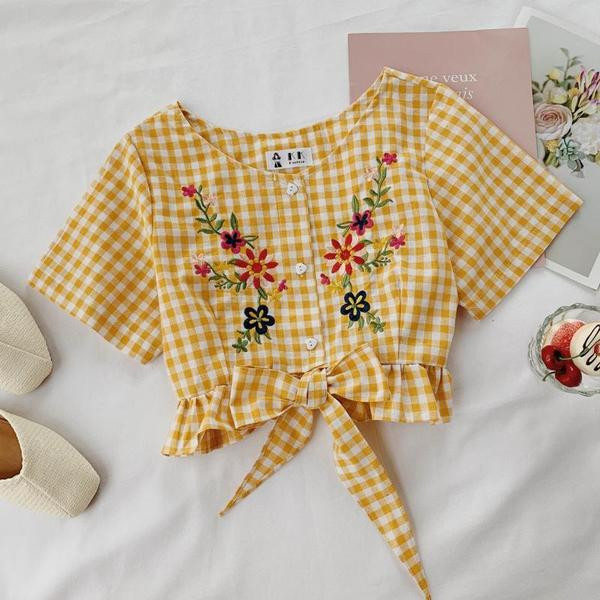 Bluză de damă în carouri cu nasturi și mâneci scurte