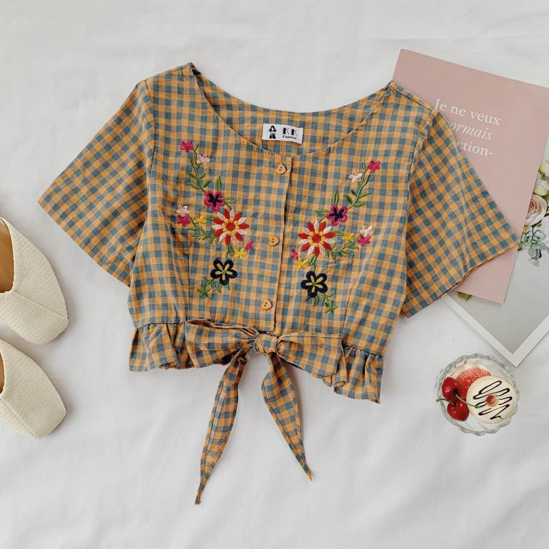 Bluză de damă în carouri cu nasturi și mâneci scurte