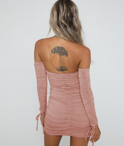 Rochie modernă de damă cu mâneci căzute și decupaje în mai multe culori