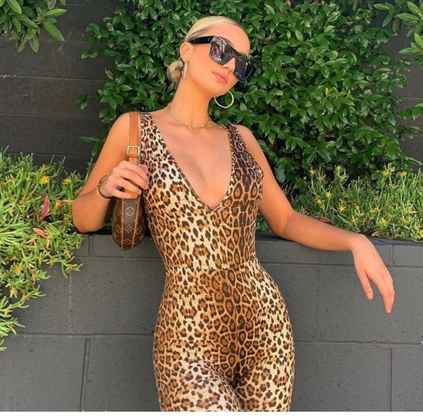 Salopetă de damă modernă cu decolteu adânc și model leopard