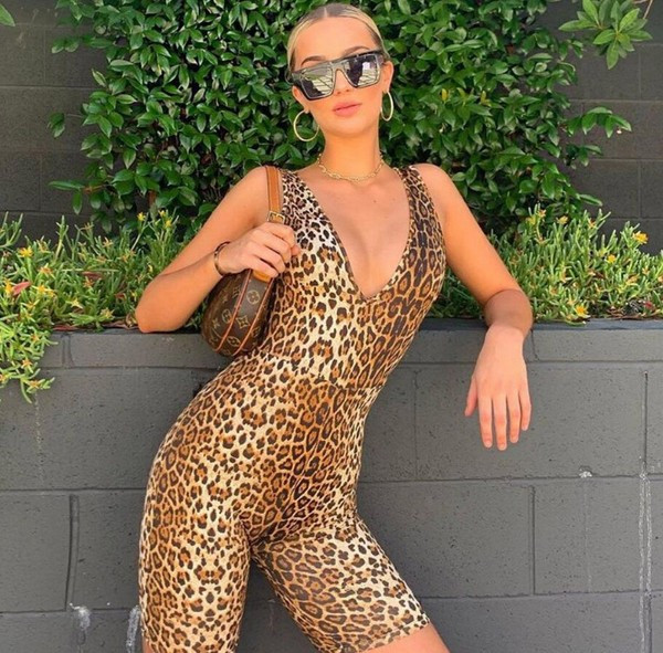 Salopetă de damă modernă cu decolteu adânc și model leopard