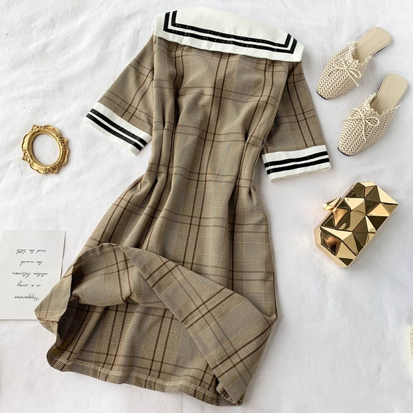 Rochie dama in carouri cu maneca scurta de culoare maro