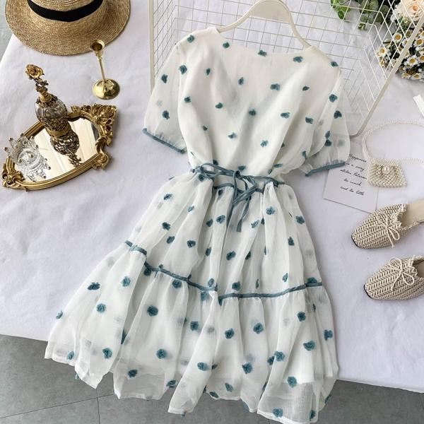 Дамска рокля с къс ръкав  и V-образно деколте