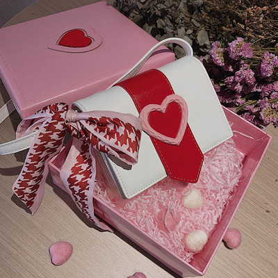 Geanta de dama moderna cu decor broderie in trei culori