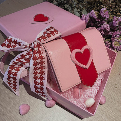 Geanta de dama moderna cu decor broderie in trei culori