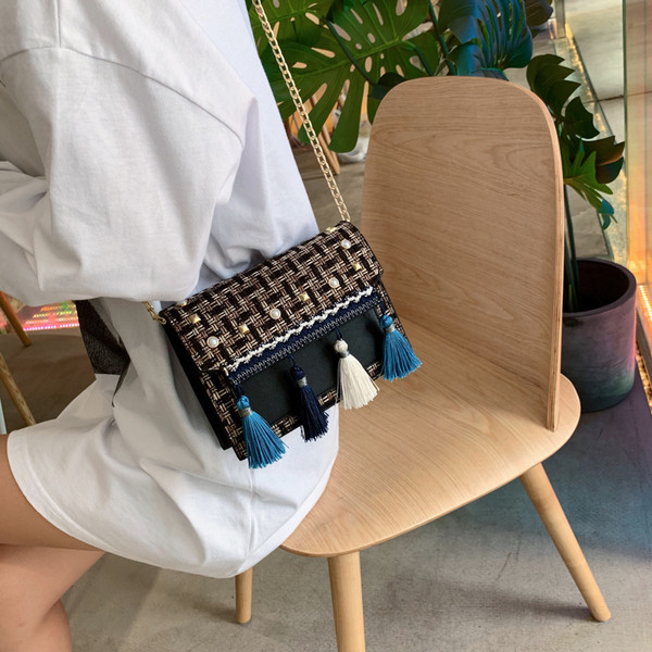 Geanta de dama cu ciucuri in trei culori