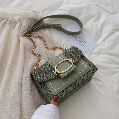 Modern női táska fém rögzítéssel és hosszú fogantyúval