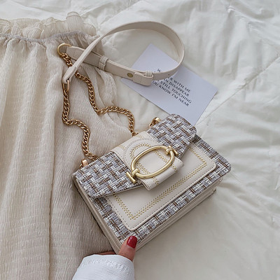 Modern női táska fém rögzítéssel és hosszú fogantyúval