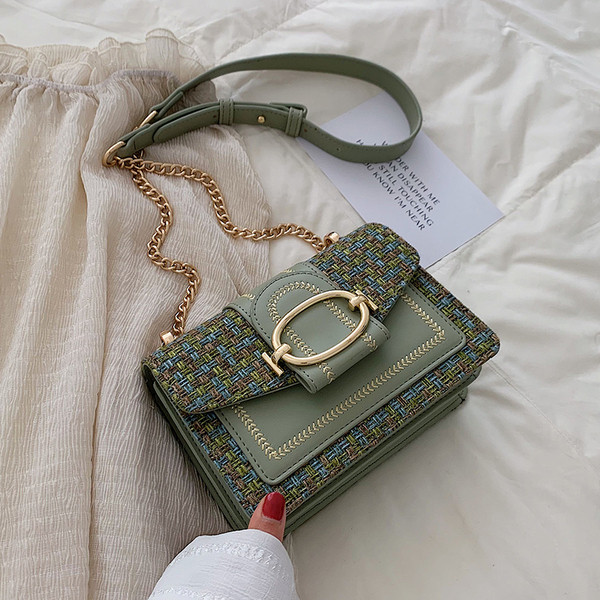 Modern női táska fém rögzítéssel és hosszú fogantyúval