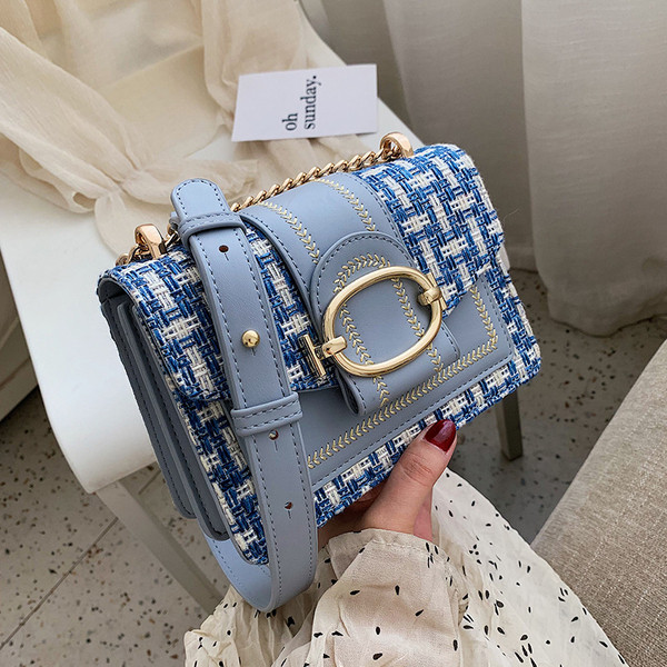 Modern női táska fém rögzítéssel és hosszú fogantyúval