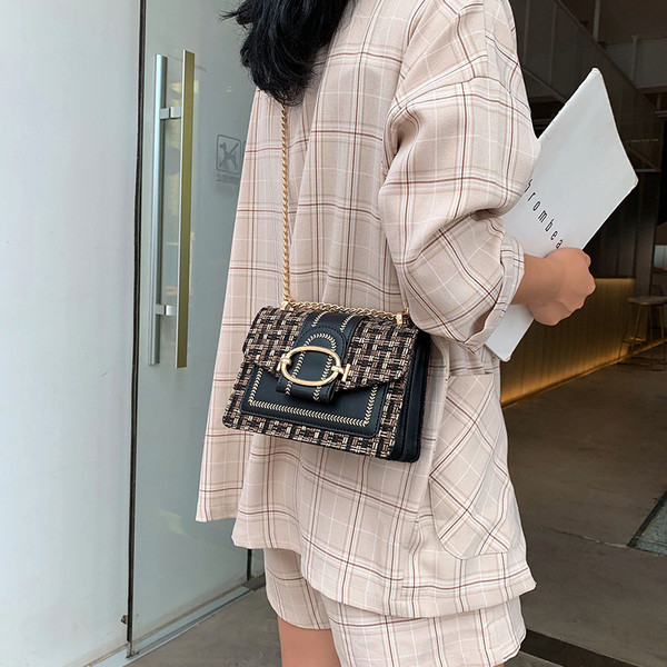 Modern női táska fém rögzítéssel és hosszú fogantyúval