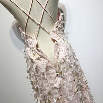 Rochie cu decolteu în V adânc și bretele subțiri în alb