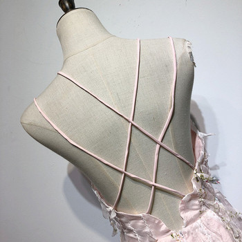 Rochie cu decolteu în V adânc și bretele subțiri în alb