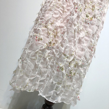 Rochie cu decolteu în V adânc și bretele subțiri în alb