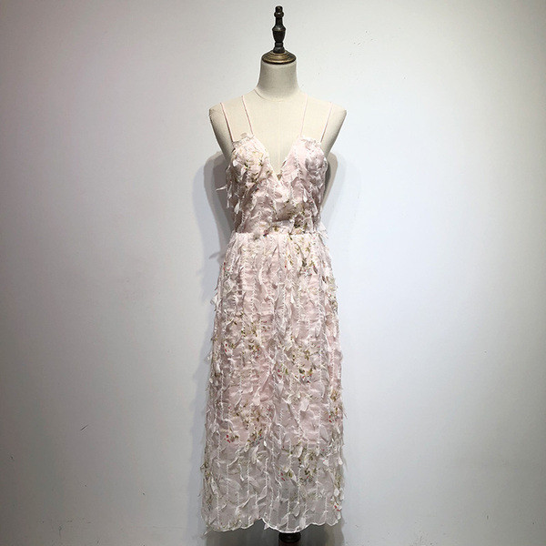 Rochie cu decolteu în V adânc și bretele subțiri în alb