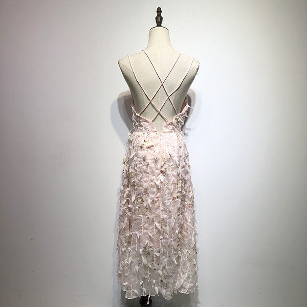 Rochie cu decolteu în V adânc și bretele subțiri în alb