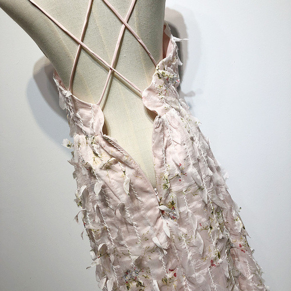 Rochie cu decolteu în V adânc și bretele subțiri în alb