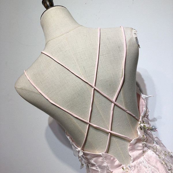 Rochie cu decolteu în V adânc și bretele subțiri în alb