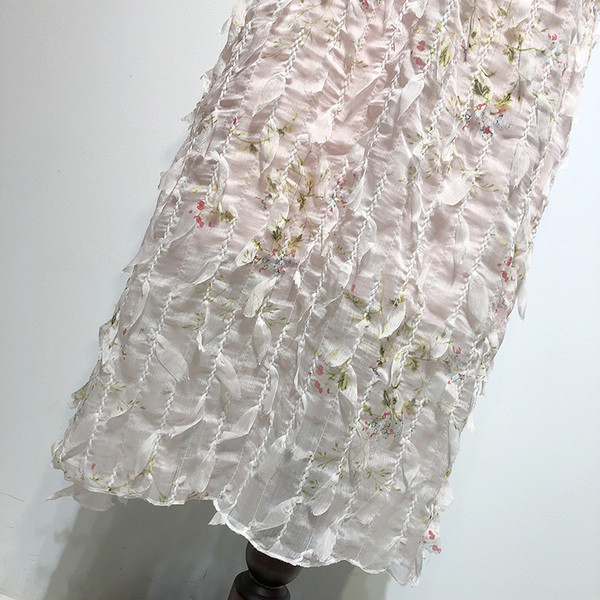 Rochie cu decolteu în V adânc și bretele subțiri în alb