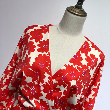 Rochie cu decolteu în V adânc și mâneci lungi cu model floral