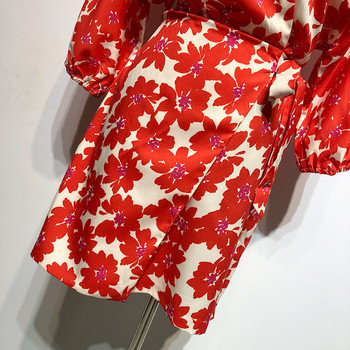 Rochie cu decolteu în V adânc și mâneci lungi cu model floral