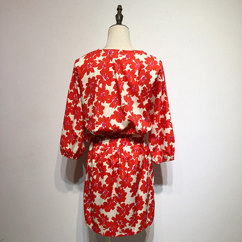 Rochie cu decolteu în V adânc și mâneci lungi cu model floral