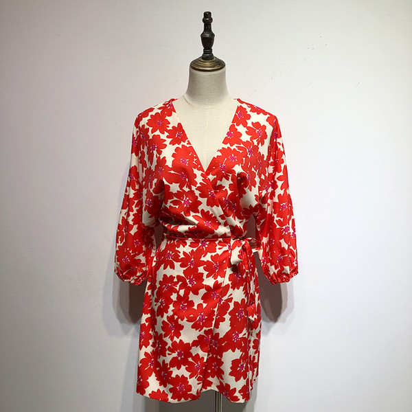 Rochie cu decolteu în V adânc și mâneci lungi cu model floral