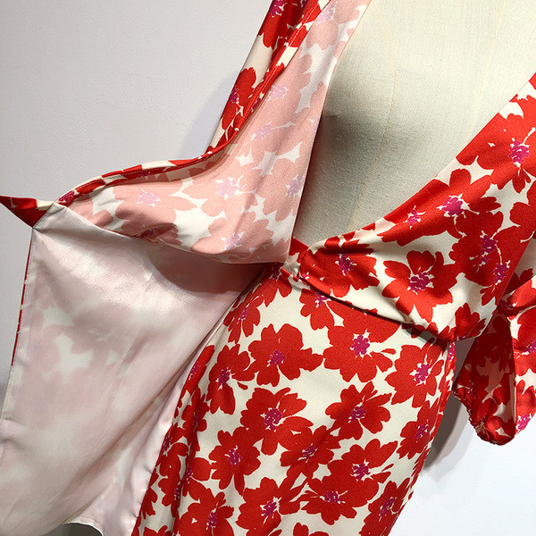 Rochie cu decolteu în V adânc și mâneci lungi cu model floral