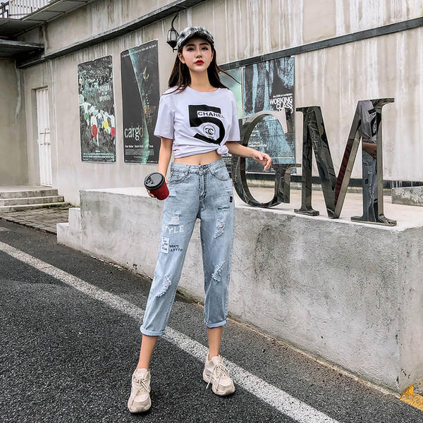 Blugi actuali de dama de culoare deschisa cu broderie